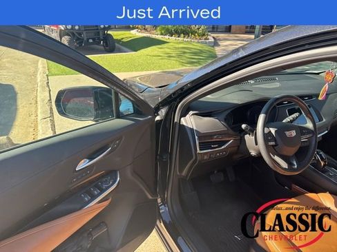 Used 2023 Cadillac XT4 Premium Luxury w/ Technology Package image 11