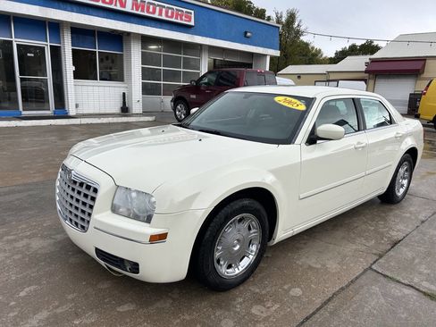 Used 2005 Chrysler 300 Touring image 2