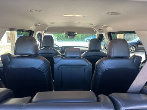 Certified 2025 Kia Carnival LXS FWD image 12