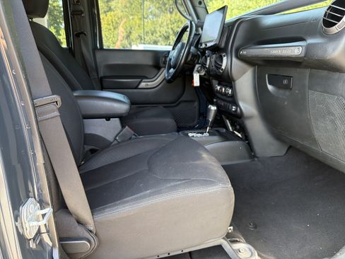 Used 2018 Jeep Wrangler Unlimited Sport S AWD/4WD image 16