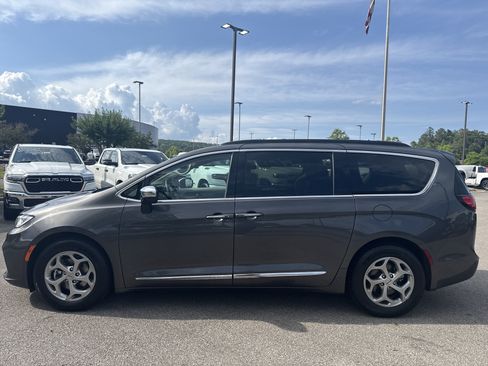 Used 2023 Chrysler Pacifica Limited FWD image 4