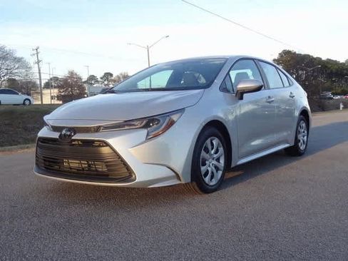 Used 2025 Toyota Corolla LE image 1