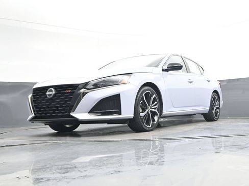 Used 2025 Nissan Altima 2.5 SR FWD image 40