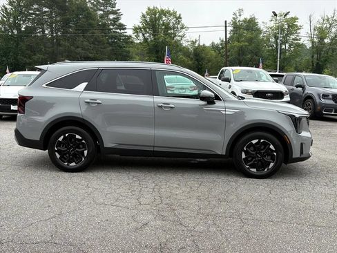 Used 2025 Kia Sorento S FWD image 3
