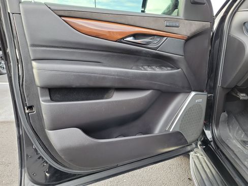 Used 2019 Cadillac Escalade ESV Luxury image 18