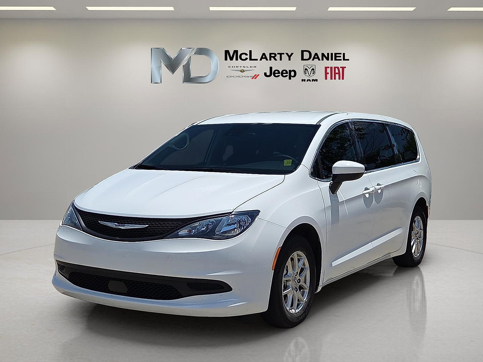 Used 2023 Chrysler Voyager LX FWD image 2