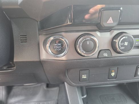 Used 2017 Toyota Tacoma TRD Sport w/ Tow Package (A/T) AWD/4WD image 25