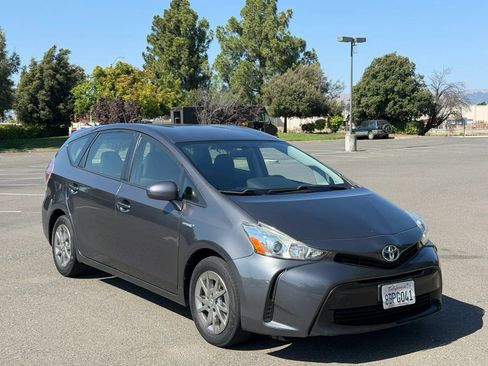 Used 2017 Toyota Prius V Two w/ Carpet Mat Package FWD image 5
