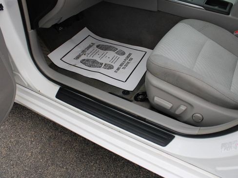 Used 2016 Toyota Camry LE image 19