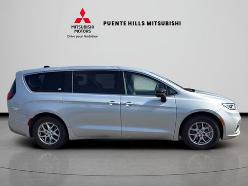 Used 2024 Chrysler Pacifica Touring-L FWD image 4