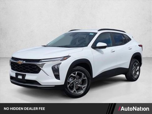 Used 2025 Chevrolet Trax LT FWD image 1