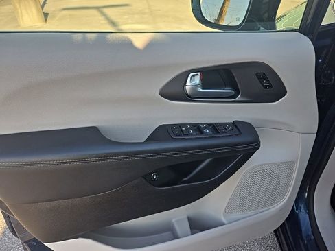Used 2024 Chrysler Pacifica Select image 15
