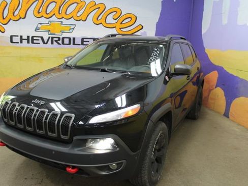 Used 2017 Jeep Cherokee Trailhawk AWD/4WD image 4