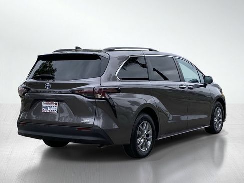 Certified 2023 Toyota Sienna XLE FWD image 8