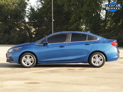 Used 2018 Chevrolet Cruze LT w/ Convenience Package FWD image 4
