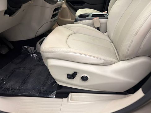 Used 2017 Chrysler Pacifica Touring-L Plus w/ Advanced Safetytec Group FWD image 10