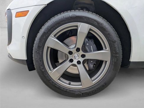 Certified 2025 Porsche Macan AWD/4WD image 28