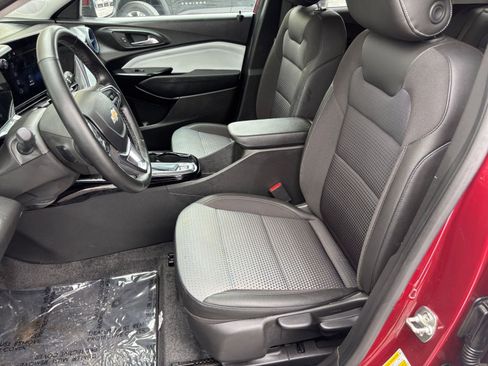Used 2025 Chevrolet Trax LT w/ LT Convenience Package image 32