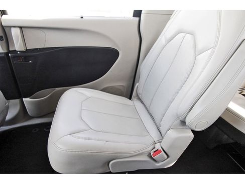 Used 2021 Chrysler Voyager Lxi image 14