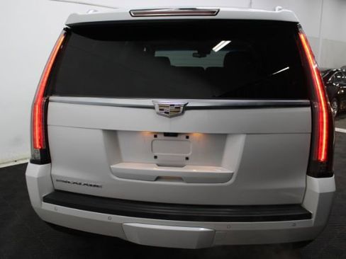 Used 2017 Cadillac Escalade Luxury image 8