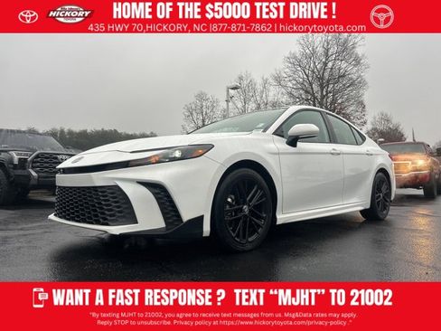 Used 2025 Toyota Camry SE image 1