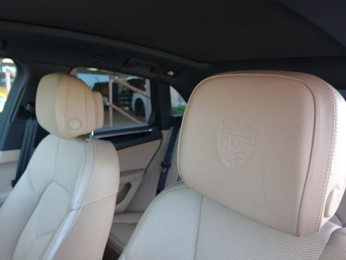 Used 2023 Porsche Macan image 12