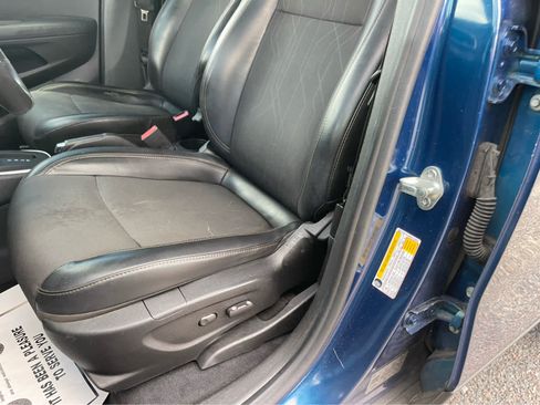 Used 2019 Chevrolet Trax LT w/ Sun & Sound Package FWD image 8