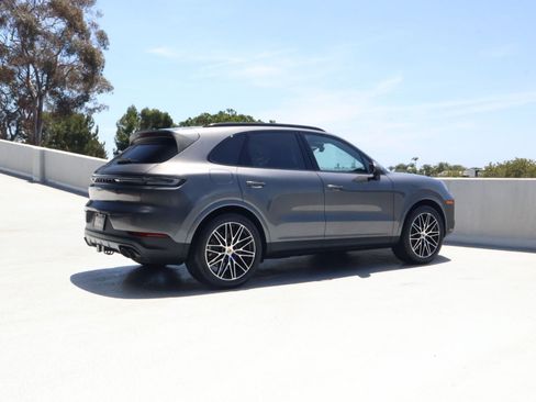 Certified 2025 Porsche Cayenne AWD/4WD image 8