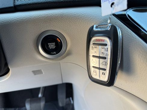 Certified 2023 Chrysler Pacifica Limited image 34