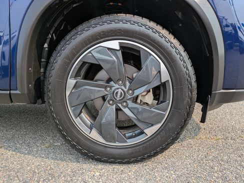 Certified 2025 Nissan Rogue SV FWD image 12