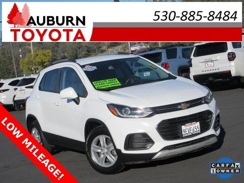 Used 2022 Chevrolet Trax LT w/ LT Convenience Package image 1