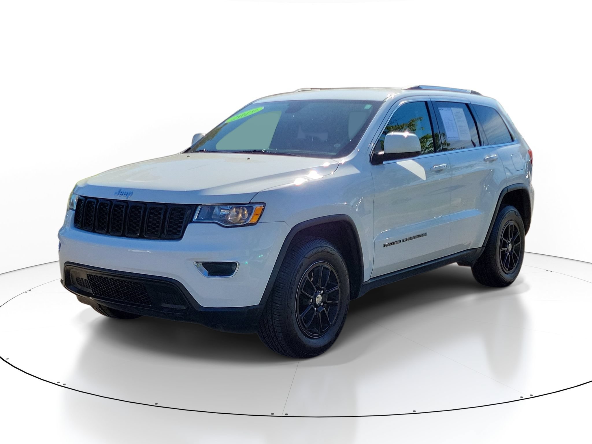 Used 2019 Jeep Grand Cherokee Laredo w/ Security & Convenience Group AWD/4WD image 2
