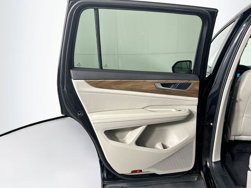 Used 2024 Volkswagen Atlas SE FWD image 25