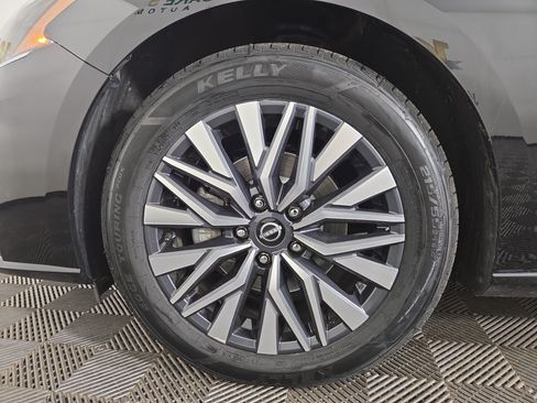 Used 2025 Nissan Altima 2.5 SV FWD image 32