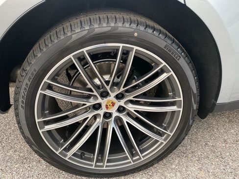Certified 2025 Porsche Macan image 11