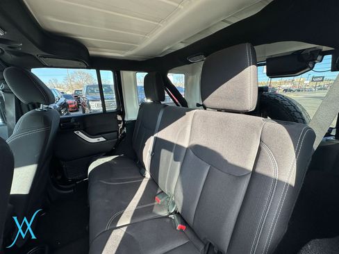 Used 2018 Jeep Wrangler Unlimited Sahara w/ Connectivity Group AWD/4WD image 22