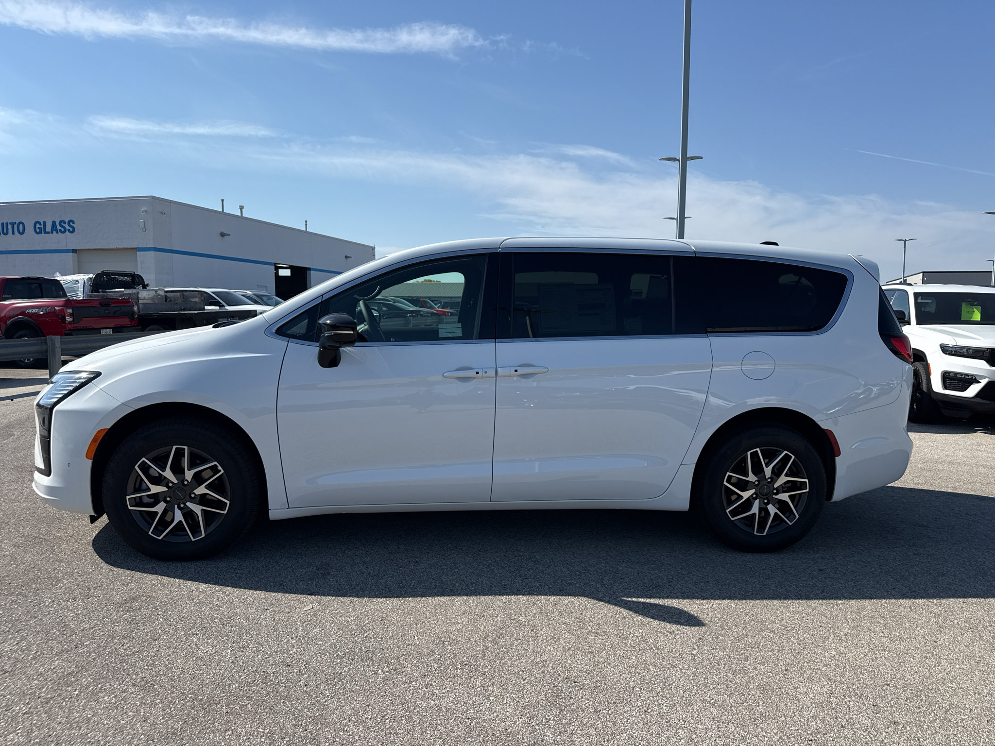 New 2027 Chrysler Pacifica Limited w/ Family Tech Group AWD/4WD image 19