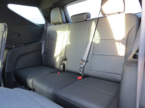 Used 2025 Chevrolet Traverse LT image 12