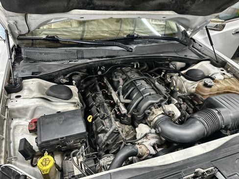 Used 2011 Chrysler 300 C RWD image 30