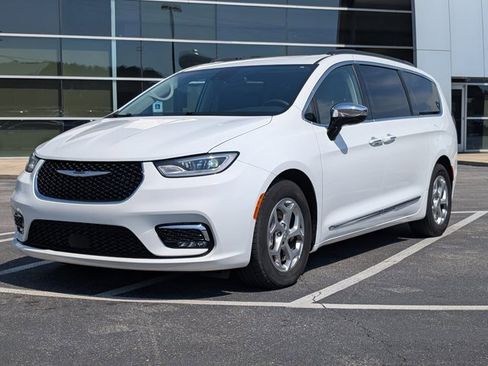 Used 2023 Chrysler Pacifica Limited image 1