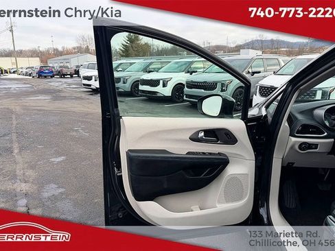 Used 2021 Chrysler Pacifica Touring-L image 13