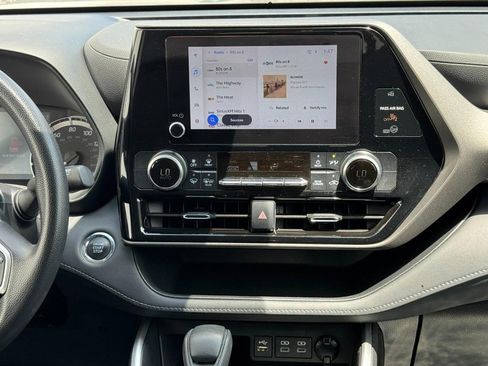 Used 2023 Toyota Highlander FWD image 13