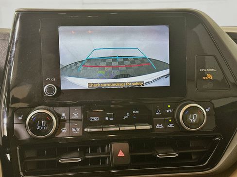 Used 2023 Toyota Highlander XLE FWD image 25
