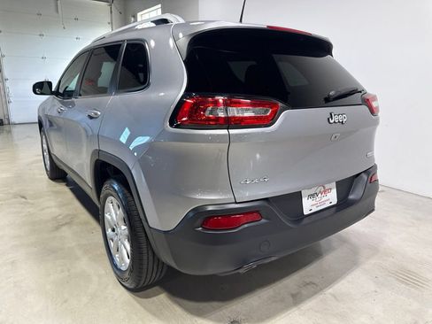 Used 2018 Jeep Cherokee Latitude w/ Cold Weather Group AWD/4WD image 5