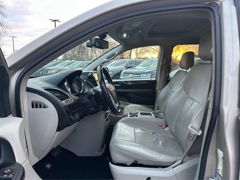 Used 2015 Chrysler Town & Country Limited Platinum FWD image 10