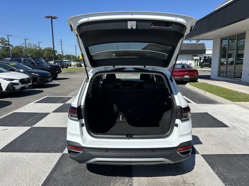 Used 2025 Volkswagen Taos SE FWD image 9