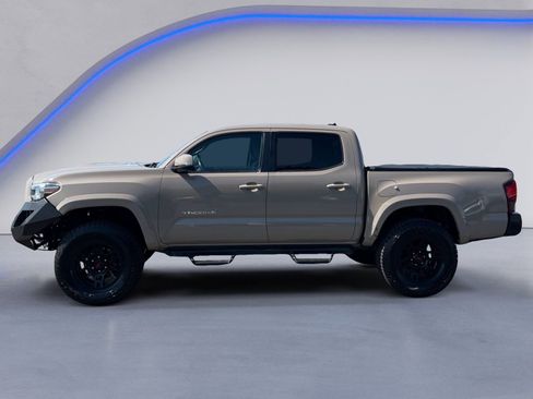 Used 2018 Toyota Tacoma TRD Sport w/ Technology Package image 12