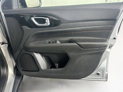 Used 2025 Jeep Compass Trailhawk image 33