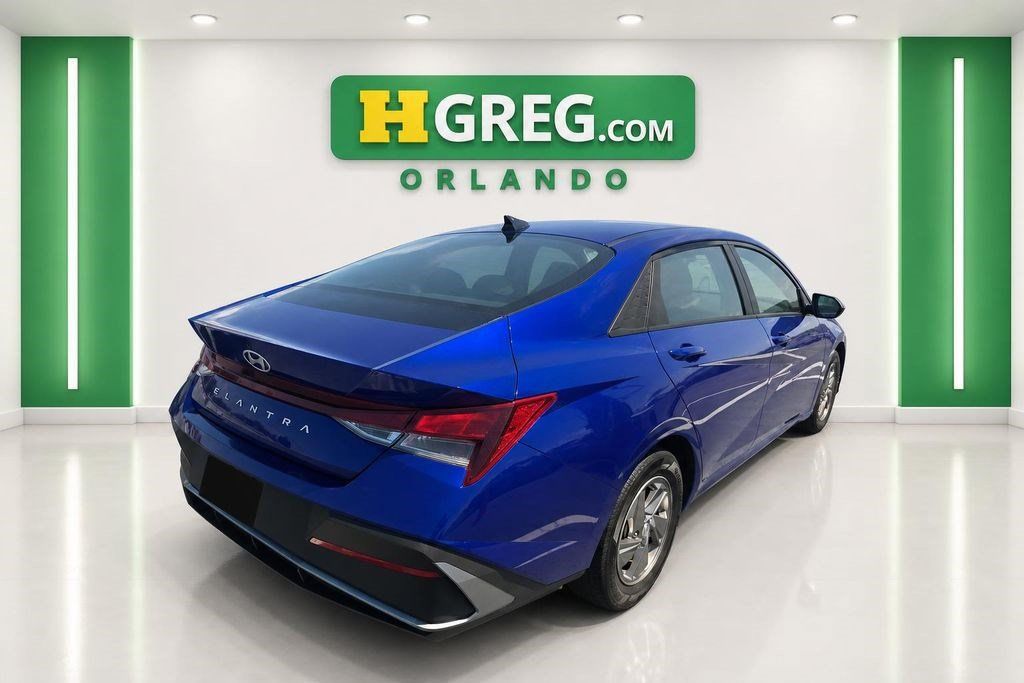 Used 2025 Hyundai Elantra SE w/ Cargo Package FWD image 6