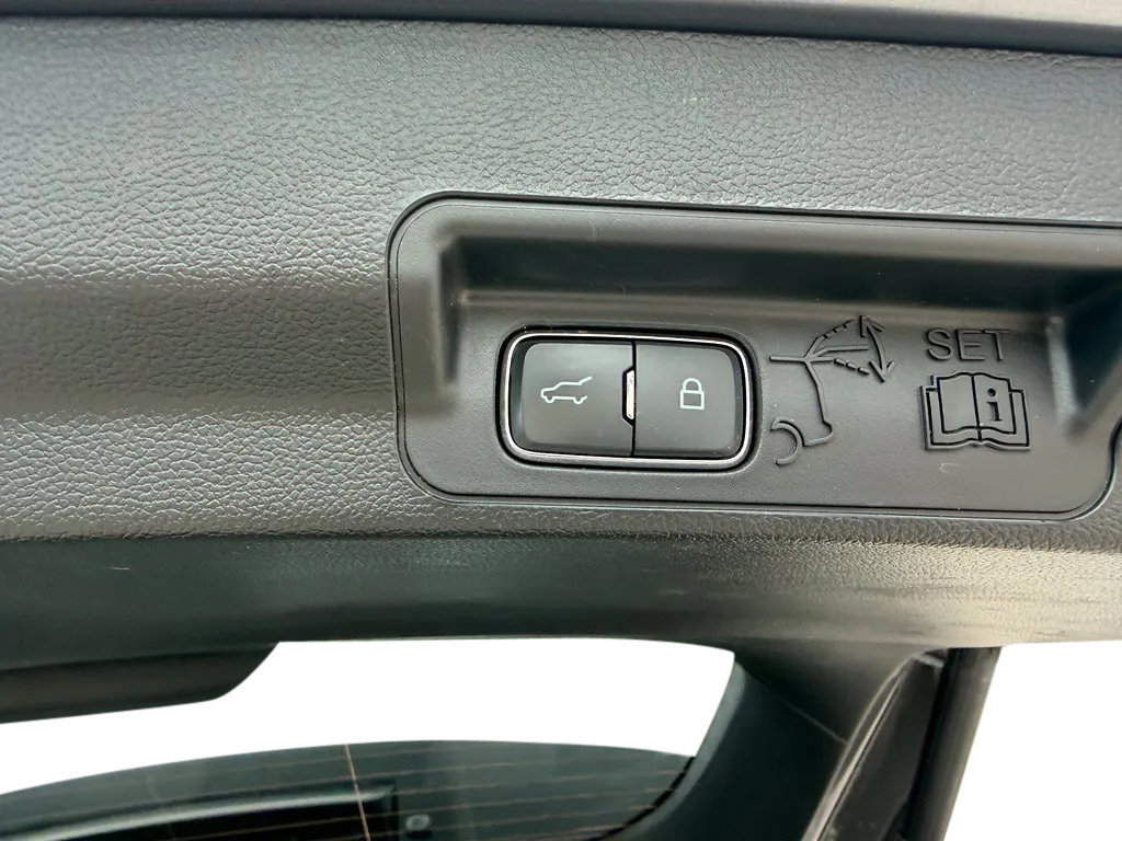 Used 2024 Ford Explorer XLT AWD/4WD image 33